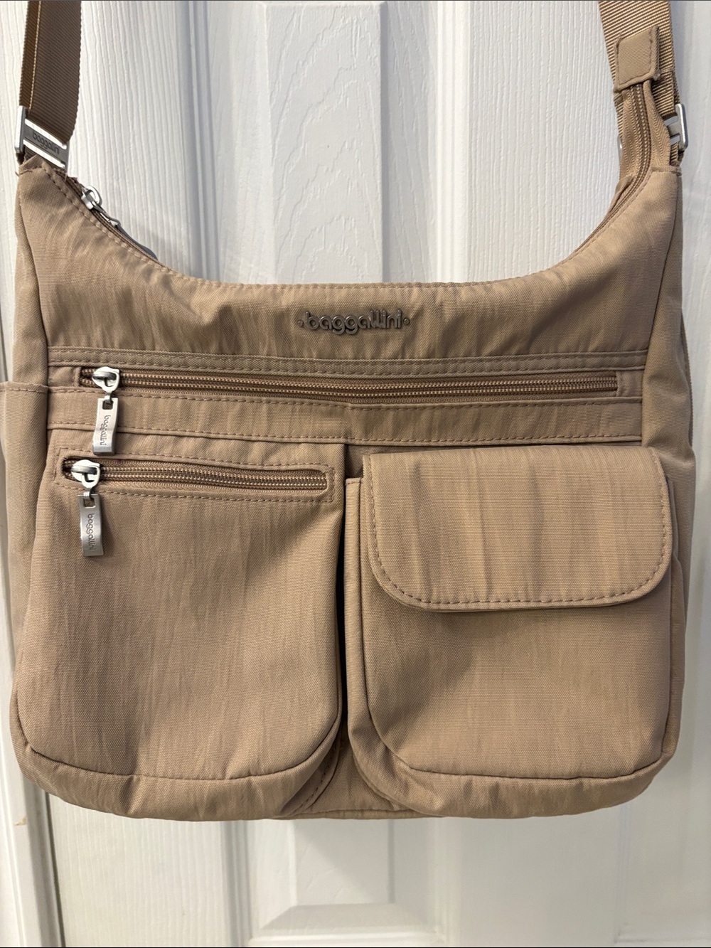 Baggallini Tan Everywhere Travel Crossbody Shoulder Bag, lots of pockets!